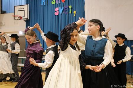 Otroci Osnovne šole Marije Vere Mi smo svet, mi smo otroci (44)